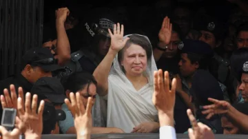 Prva predsednica vlade v Bangladešu je izvoljena, spremeni življenje v 80-letni Khaledi Ziii.