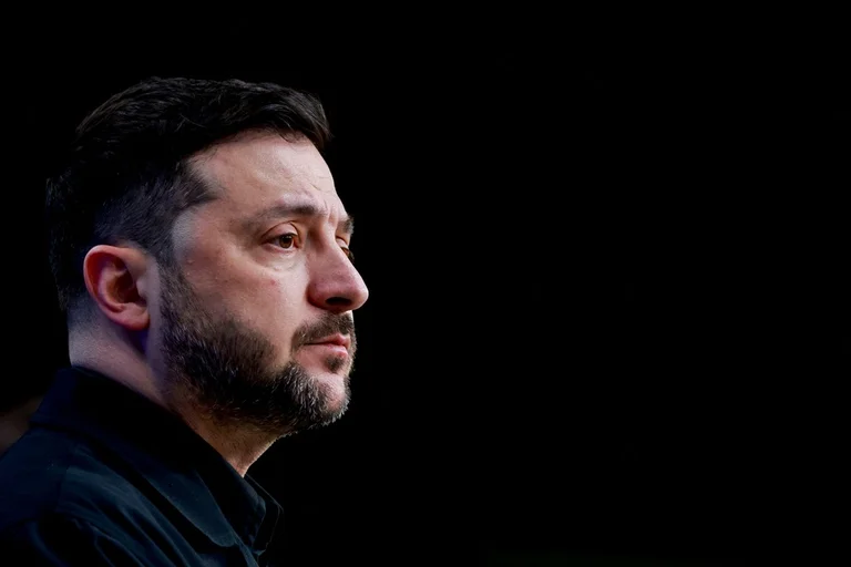“Fighter”, Zelensky svarar på ryska påståenden att attackera Putins hus
