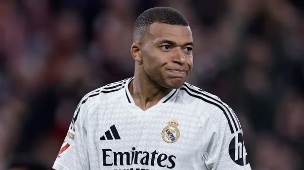 Kyle Mbppe benoemt coach van zijn team, legende van Arsenal