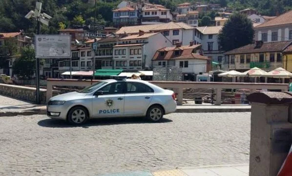 Samen met een 75-jarige politie in Prizren, verscheurde hij de stemming nadat São zijn vrouw toestemming gaf om te helpen bij de peilingen.