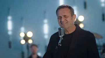 Sinan Vlasaliu는 새로운 노래 “Ah 내가 사랑하는 방법”를 출판합니다.