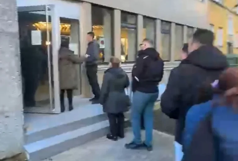 Lange lijnen kiezers op de ambassade van Kosovo in Stuttgart