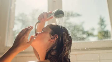Is it better to take a shower in the morning or evening?