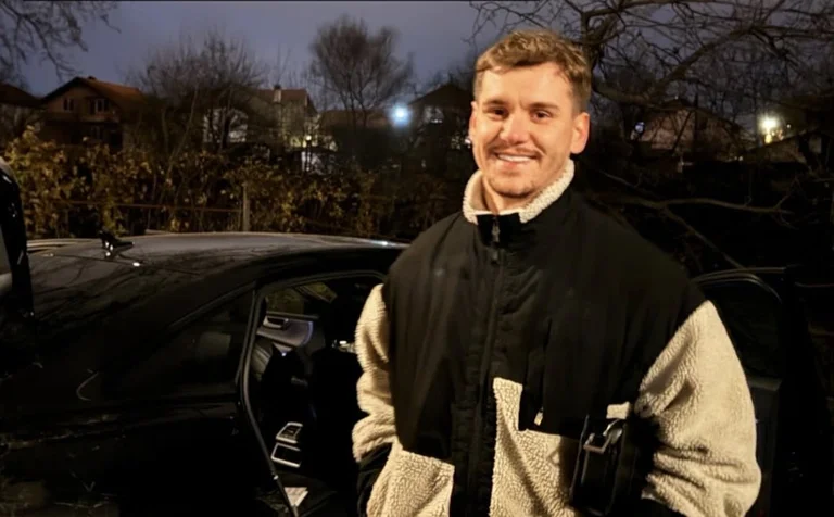 Edri's auto, zanger reageert met een steek