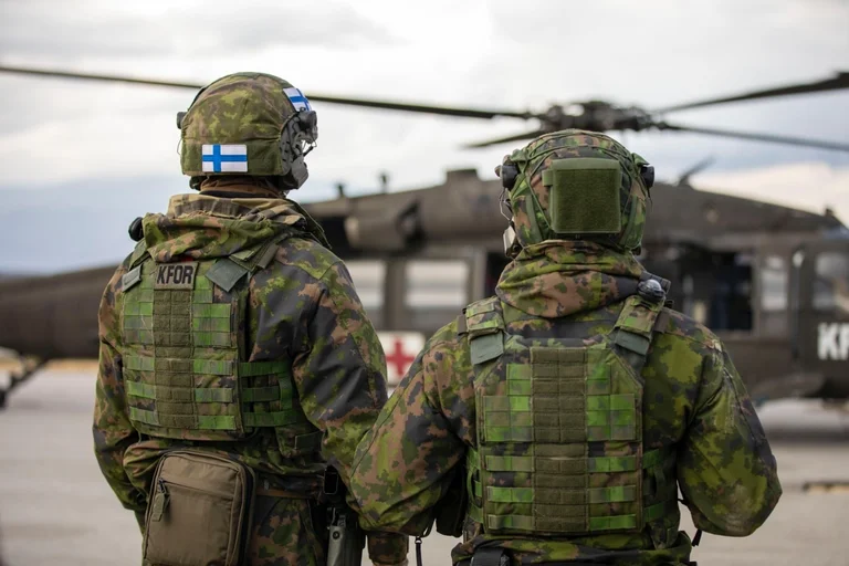 KFOR har övningar med Black Hawk helikopter på Camp Bondsteel
