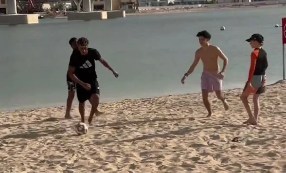 Lamine Yamal överraskar barn i Dubai, spelar fotboll med dem på stranden
