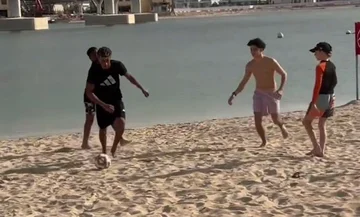 Lamine Yamal zaskakuje dzieci w Dubaju, gra z nimi w piłkę nożną na plaży