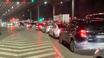 국경점에 대한 긴 기대는 Kosovo에서 일어났다.