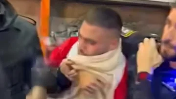 Israeli 경찰 체포 Palestinian Dressed 로 Santa