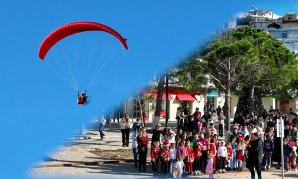 In Himara komt de kerstman uit de lucht met haar parachute.