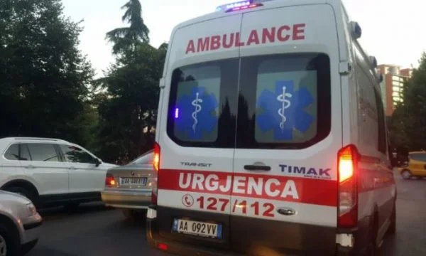 27-jarige per ongeluk valt uit het gebouw in Tirana