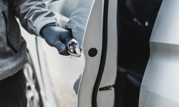 Zeven auto's in Kosovo Fushje parkeerplaats