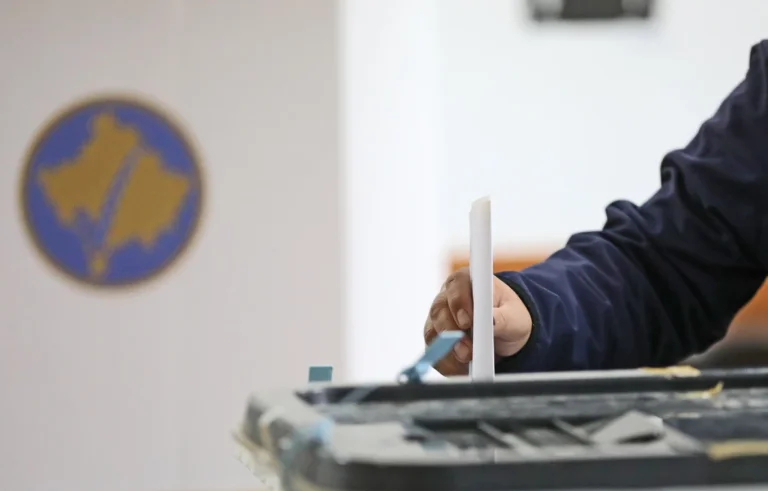 Les intervenció de Sèrbia a les eleccions de Kosovo a l'ocupació social i beneficis