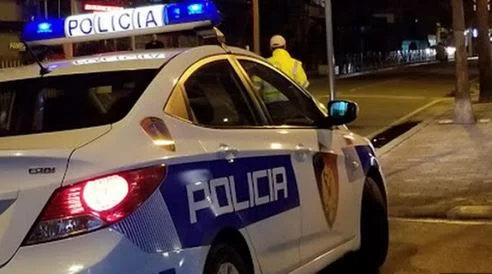 Un agent de policia arrestat a Tirana, va causar un accident que va provocar la mort d'un nen de 65 anys.