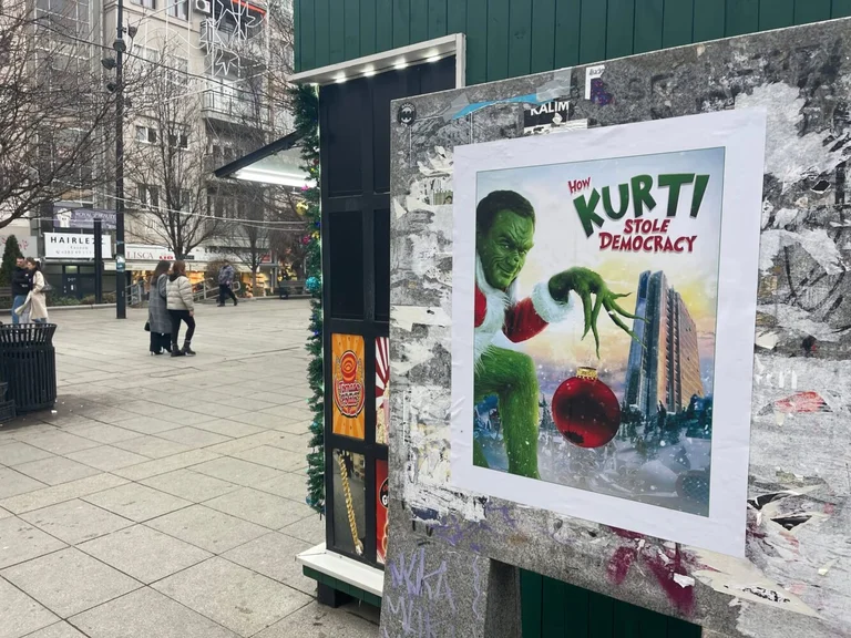 “Hoe Kurti democratie stal” - Een röntgenfoto wordt in de hoofdstad geplaatst.