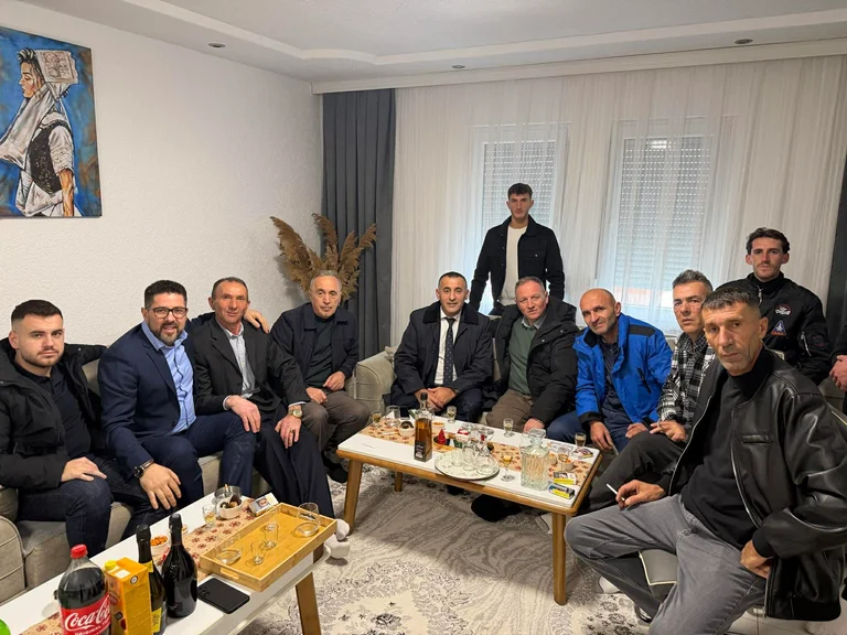 Lahi Brahimaj: We waren moeder Aza's oom, de vervolgde familie met verhalen over oorlog, offers en uithoudingsvermogen.