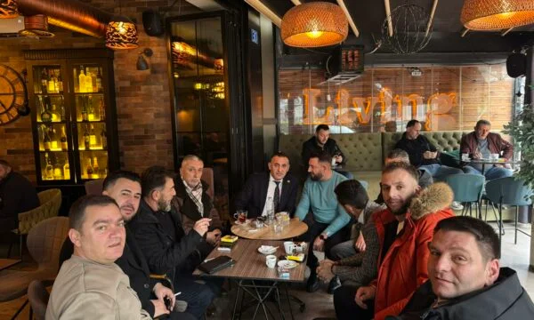 Lahi Brahimaj: Kawa i rozmowa z uczciwymi obywatelami Kline, jak zawsze
