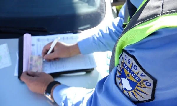 Kosovoの警察は24時間のための2,000、311の交通罰金を発音します