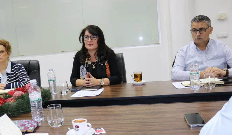 L'Oficina d'Audició Nacional ha augmentat el sou de 16 directors, assignant-los a la cisèdica 12, en contra de la Llei de Sala.