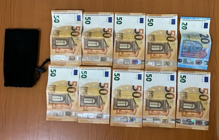 Ferizkaya dostaje 470 euro na ziemi i przekazuje je policji.