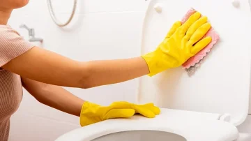 Remove yellow spots from the toilet cap
