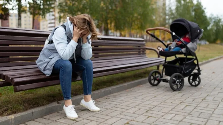 Un cartell de l'embaràs avisa la depressió postnatal: el perill en la segona cambra