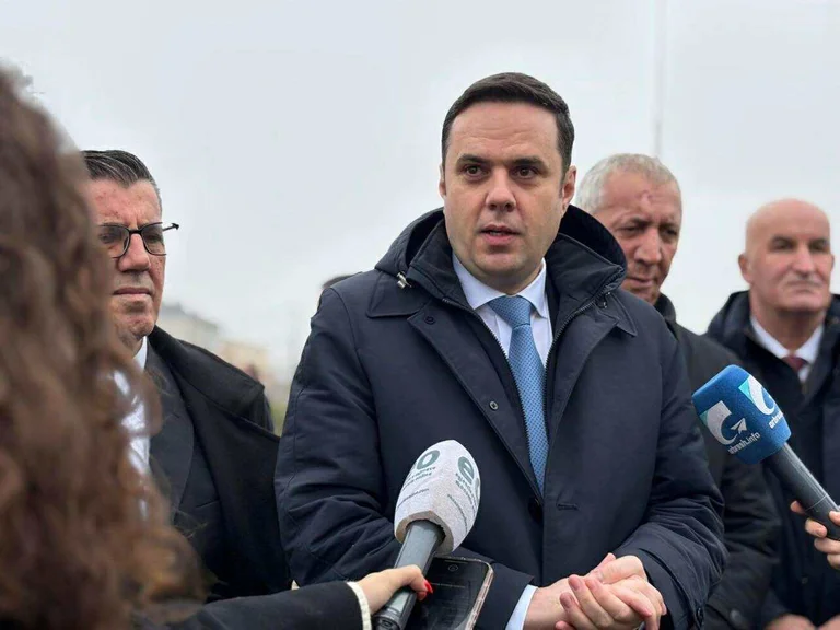 LDK's 36e verjaardag, Abdixhiku brengt hulde aan voormalig president Ibrahim Rugova's graf