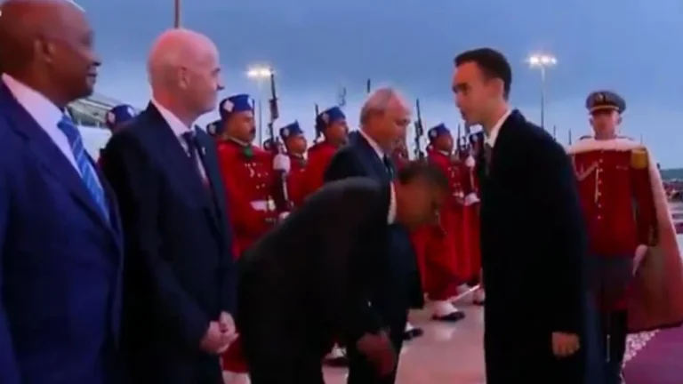 I Marocko ignorerar kronprinsen myndigheter som knäböjer och kysser sina händer, Infantino förblir övergrepp.