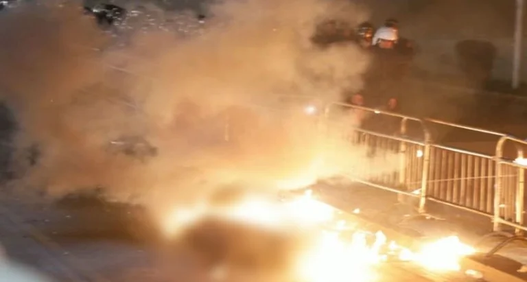 El moment en què els manifestants van esclatar el Molotov al peu, està implicat en les flames <x0
