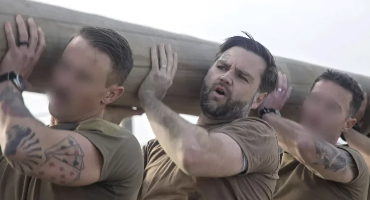 JD Vance tränar med amerikanska och brittiska soldater: Jag känner att jag blev påkörd av ett tåg.