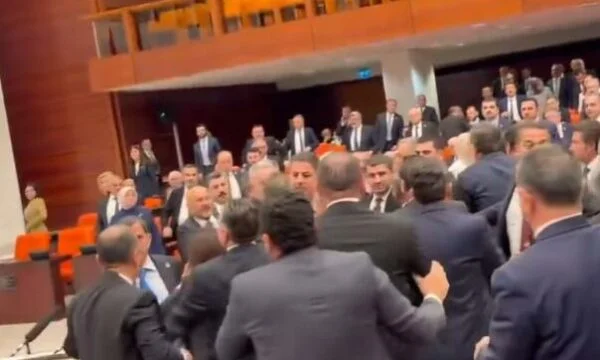 Trols al parlament turc: Lluita entre Erdogan i membres de l'oposició