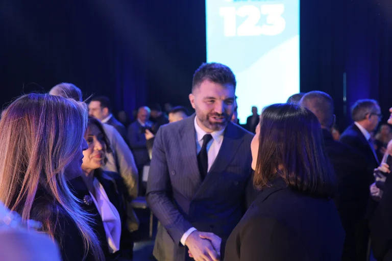 Ερμάλ Σαντίκου: Χωρίς ψηφιακή εκπαίδευση, οι νέοι κινδυνεύουν να απαλλαγούν από την αγορά εργασίας μέχρι το 2030