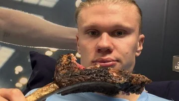Haaland po przejściu Ronaldon z golami w Premier League, świętuje z tomahawk