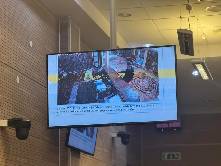 Efter mordet på Maccabre stannade Coke och Naim Mursel på hotellet.