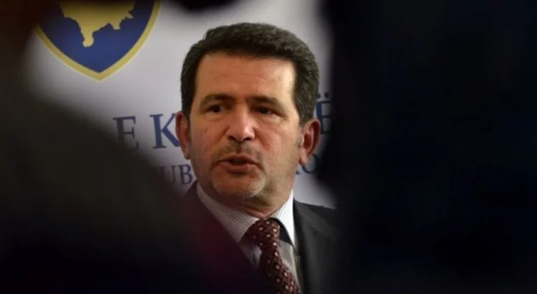 La detenció mensual per l'exprimer ministre Fadil Isajli i sis persones més