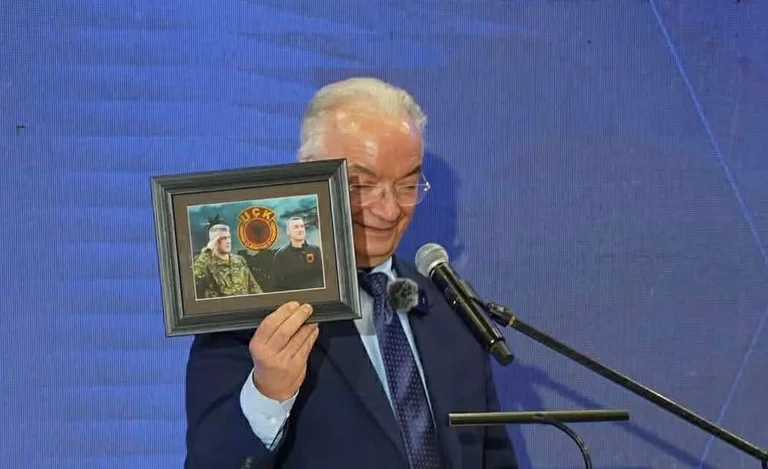 Xhavit Halit prezentuje Zdjęcie Thaci i Wessel: Wojna KLA była tak czysta jak ideał, który dał jej początek