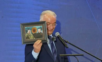 Xhavit Halit 선물 Thaci의 사진과 Wessel : KLA 전쟁은 그것이 탄생 한 이상으로 순수했다.
