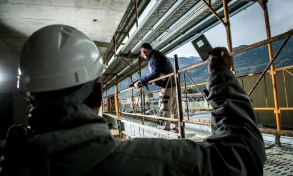 Quatre treballadors de Kosovo i un de RMV estan atrapats treballant sense documents a Suïssa, es va emetre un ordre d'expulsió