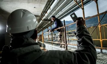 Kosovo에서 4명의 노동자 및 RMV에서 1개는 스위스에 있는 문서 없이 작동하고, expulsion 순서는 발행됩니다