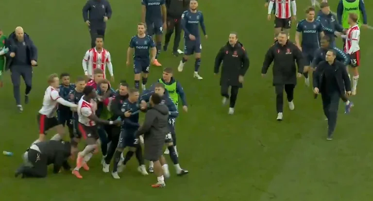 Frank Lambard wysyła fanów Southampton, gracze go atakują.