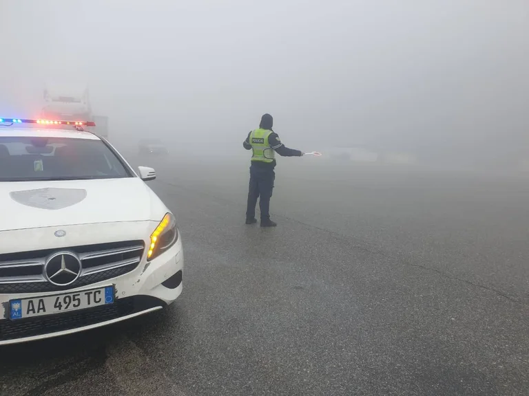 Mgła na Nation Street, albańska policja apeluje o ostrożność