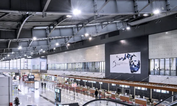 Kosovo douane onthult 8.000 pond verborgen in de sokken van een reiziger die was aangekomen op Pristina Airport