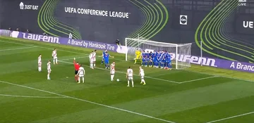 Wielki błąd bramkarza Behluli, światło zajmuje drugi gol
