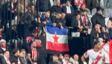 Fani Vallecano wyświetlają flagę Byłej Jugosławii w świetle meczu