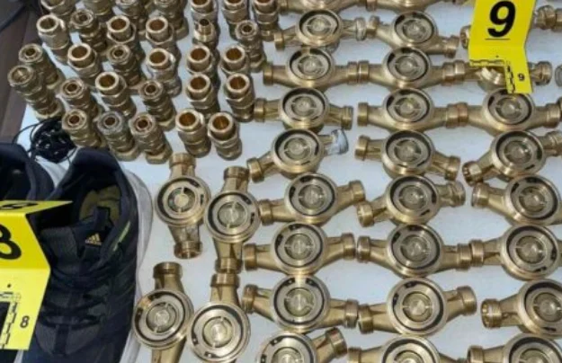 Politie arresteert de tweede verdachte van het stelen van watermeter in een bouwfaciliteit in Vushtri