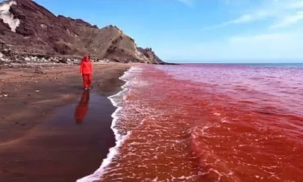 El Mar de l'illa Hormuz es torna vermell després de ploure.