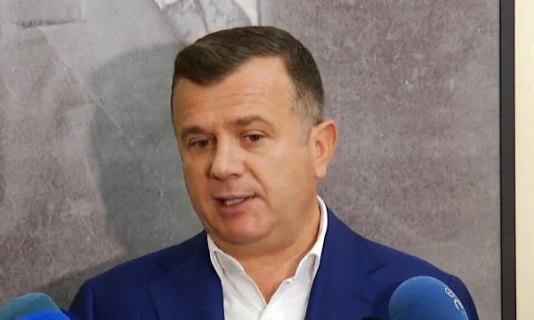 Ballen naar chaos in het Parlement: Elke keer dat Kosovo een partij heeft, doet Saliu een blessure in Albanië
