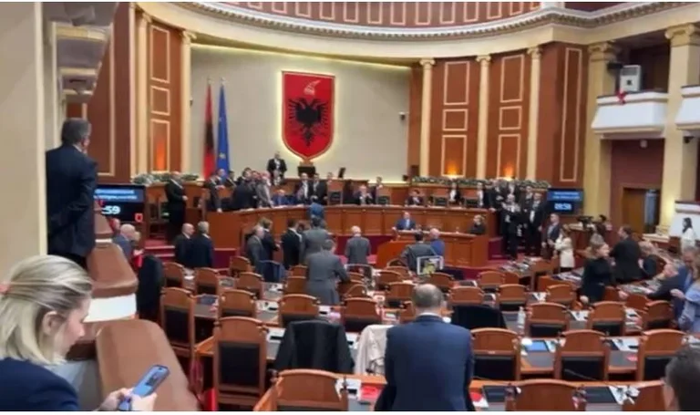 Una hora de tensió, un impacte físic, el fum de les bengales acaba les sessions caòtices del Parlament Albània