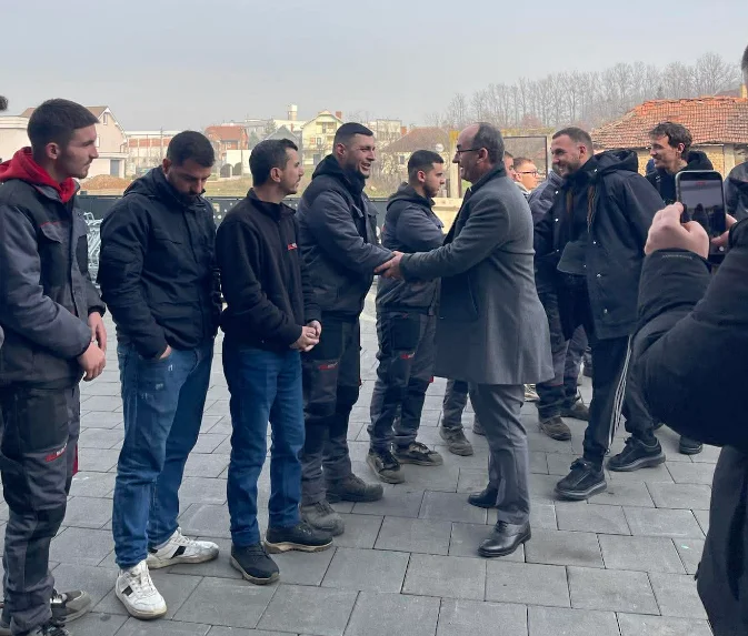 Lulzim Aliu visites a l'empresa de construcció suïssa a Ferizaj's Gupus