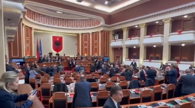 Ministerszetels, spanningen tussen oppositie-afgevaardigden, Guard